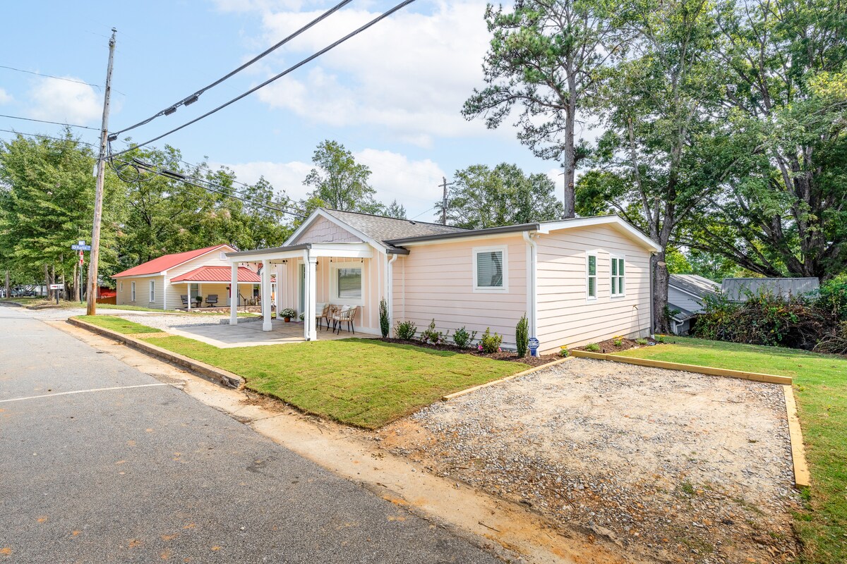 Downtown Flowery Branch/Lake Lanier-The Peach Pad!