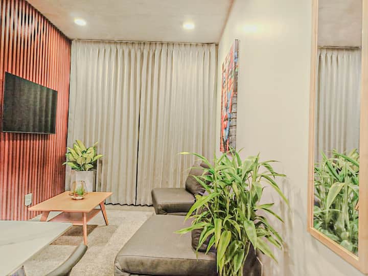 在我们舒适的起居区放松身心，这里配备了智能电视，非常适合欣赏您最喜爱的电影。 房源内配备遮光窗帘，确保隐私和舒适性，还有两张单人沙发床，提供额外的睡眠选择。