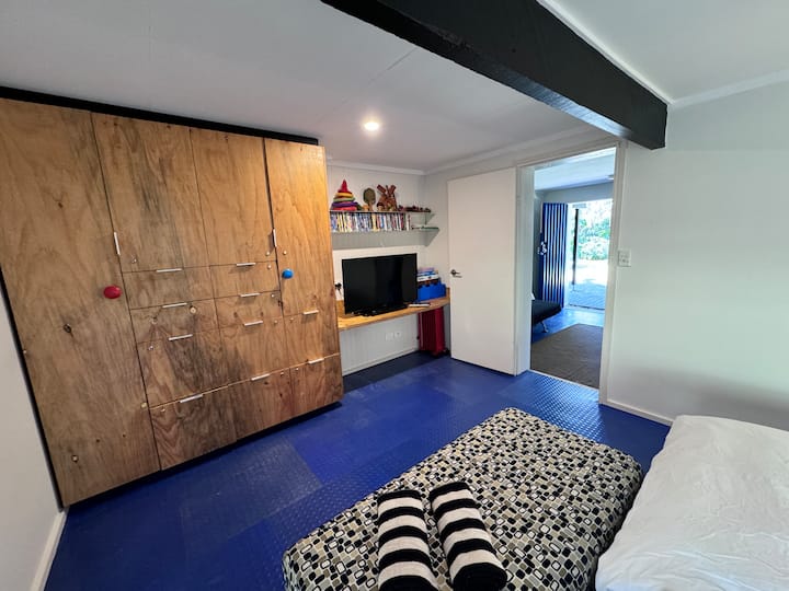 Spavaća soba u prizemlju s 2 bračna kreveta za jednu osobu i Wi-Fi TV-om/DVD playerom. Savršeno za djecu 