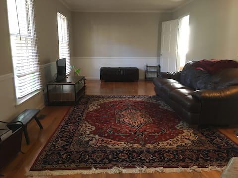 Top Airbnb: Cozy family home, Fenced backyard, 10 min to UNC in Chapel Hill
