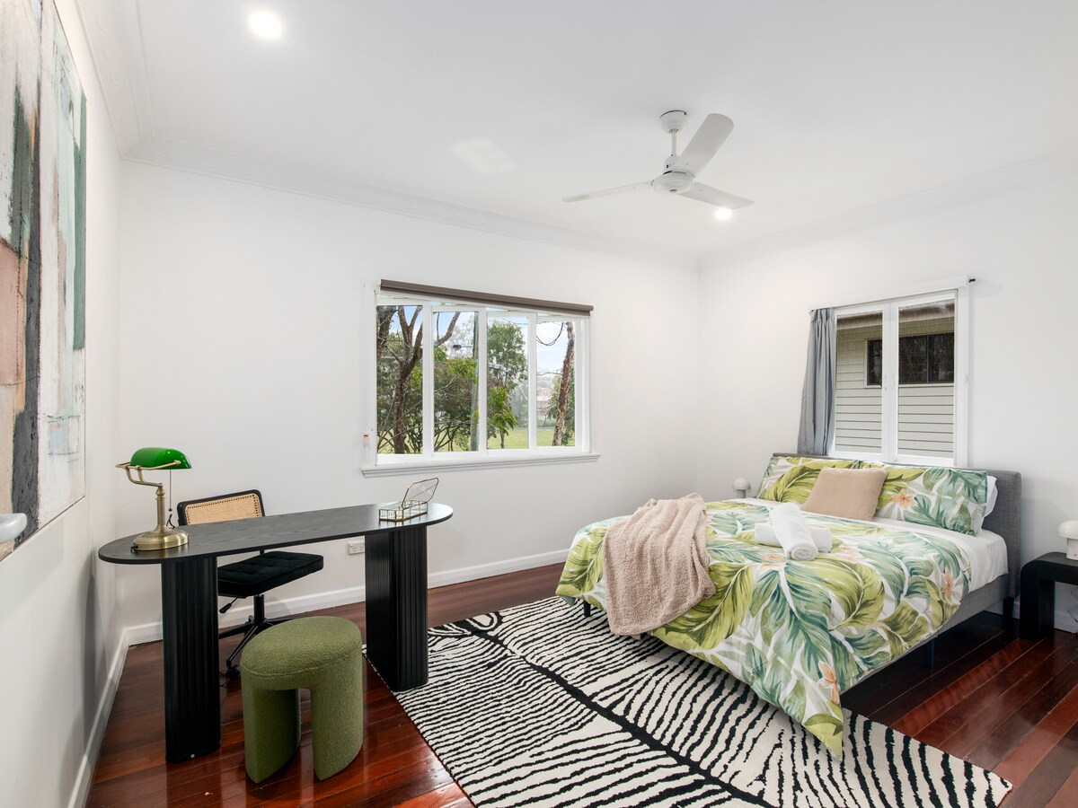 Vida tranquila en una casa de campo relajada con vistas al parque