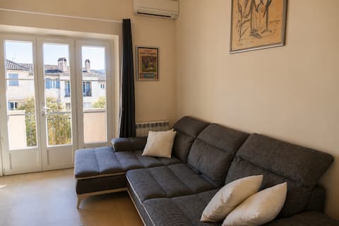 Top performing Airbnb: Large renovated 72 m² 2-bedroom apartment with air conditioning and pool in Mallemort