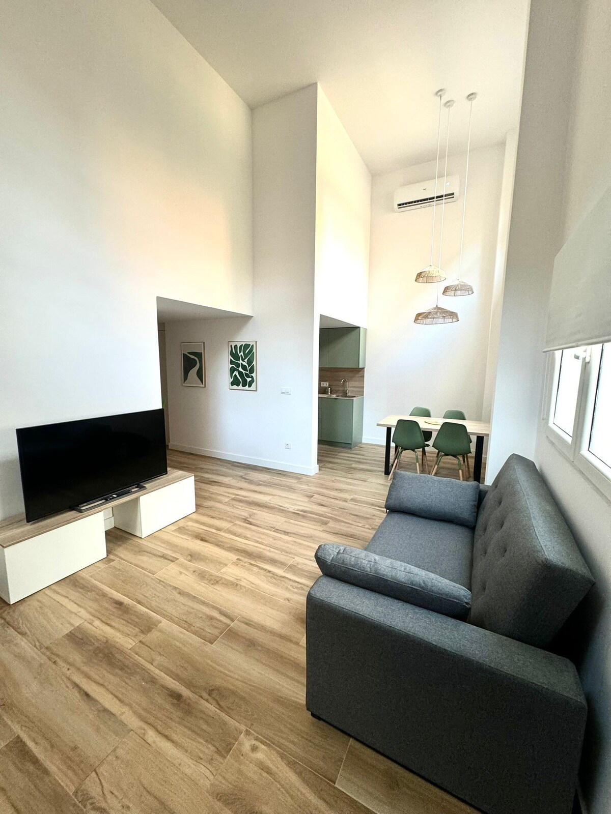 Successful Airbnb property: Great apartment right on the street. in L'olivereta