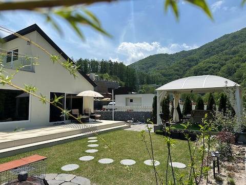 Sojeong
Private vacation home • Spa • Lawn garden • Vivaldi Park • Ocean World (9 minutes) • Seoul 6
