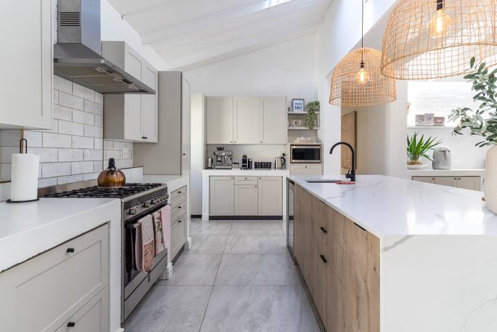 Flamingo Villa @ Beach/Pool/ Luxury/Solar Back Up gallery image 4