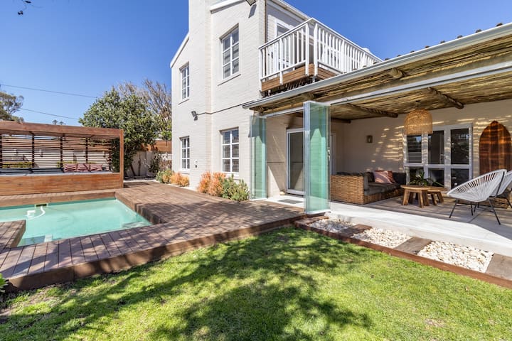 Flamingo Villa @ Beach/Pool/ Luxury/Solar Back Up