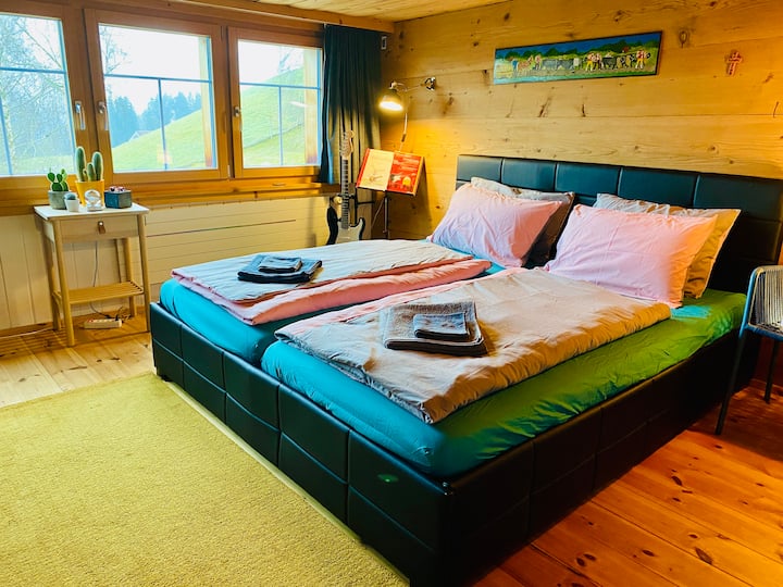 Tretia spálňa sa nachádza na 2. poschodí. 
Izba je vybavená manželskou posteľou a písacím stolom.
V predsieni je schodiskový rebrík na 3. poschodie.