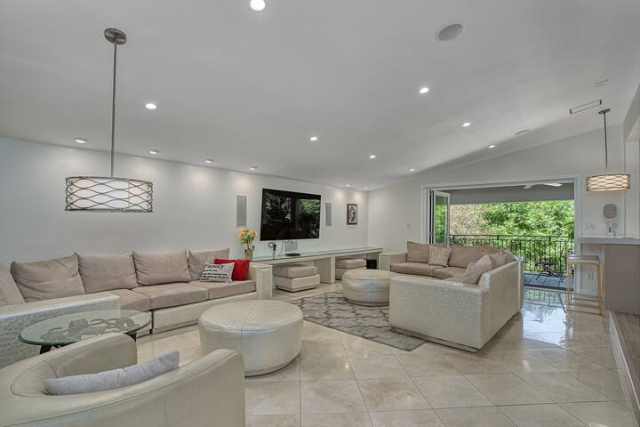 Luxurious Retreat w/ Backyard gallery image 3