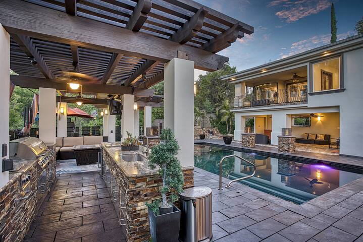 Luxurious Retreat w/ Backyard gallery image 5