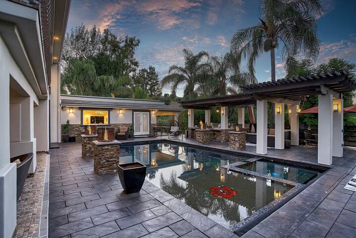 Luxurious Retreat w/ Backyard gallery image 2