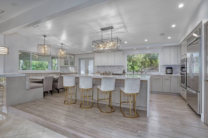 Luxurious Retreat w/ Backyard gallery image 4