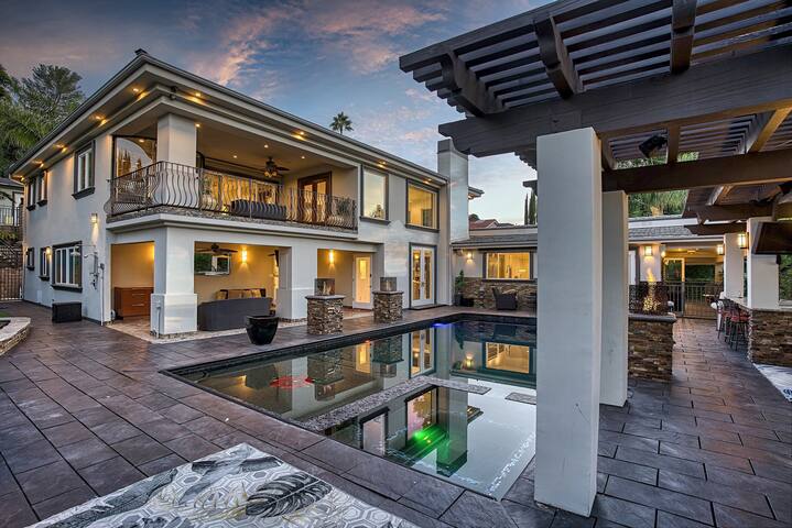 Luxurious Retreat w/ Backyard