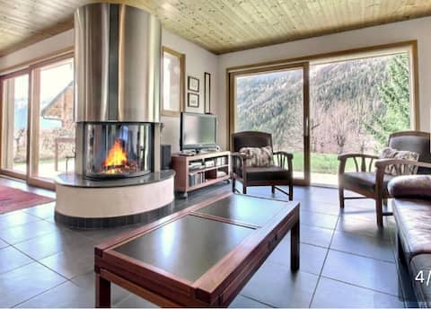 Top Airbnb: Beautiful chalet, super central. in Leytron