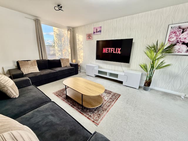 Modern 3 bedroom house free parking (60H)