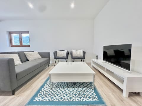 Spacious refurbished 2 bedroom