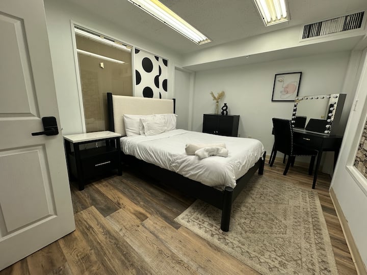 Large Room In Downtown Bridgeport - Bridgeport, CT