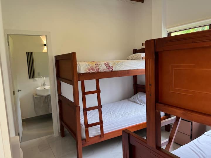 Habitación master con baño.
2 camas literas.
1 de camas bajas de 2 plazas.
2 sillones.
1 velador.
1 closet en baño.
1 ventilador de pared.