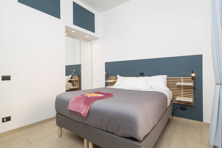 Cómoda cama doble. Tamaño del colchón 160/200 cm. Altura del colchón 30 cm + cubrecolchón. La cama se puede dividir en 2 camas individuales a pedido.