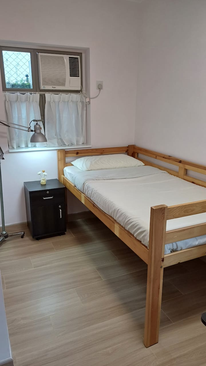 單人獨立小屋，1公里範圍內有商場，超市，便利店，餐廳
火車站距離小屋1.5公里
有公共小巴可直達 - Hong Kong