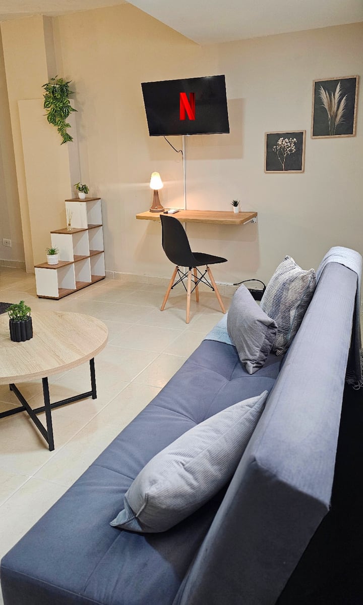 Pre väčšie pohodlie máme pracovný stôl s teplou svetelnou lampou.