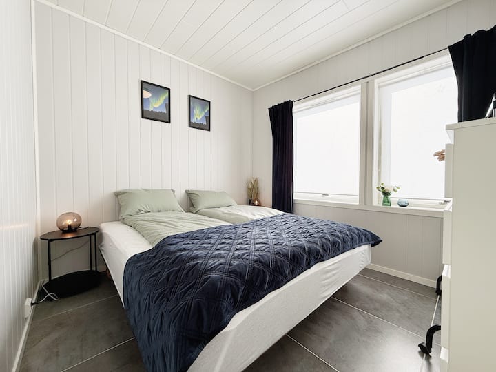 Апартаментът може да бъде нает с двойно легло с ширина 180 см или две единични легла с ширина 90 см. Моля, уведомете ни преди пристигането си какво искате.