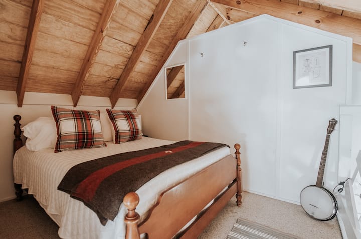 Camera da letto a soppalco al piano superiore con letto matrimoniale