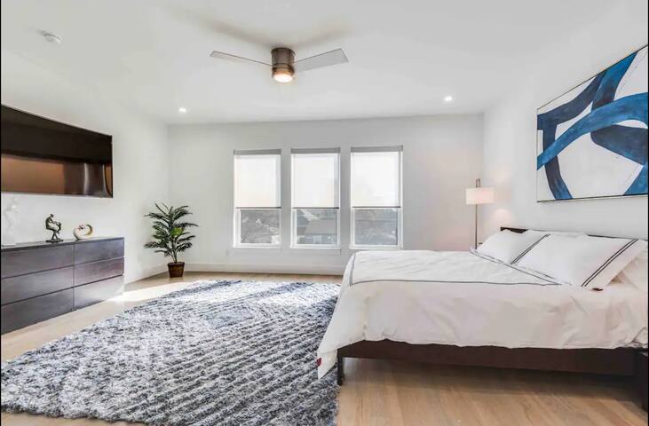 New! The Sunset Villa, Modern Luxury in Dallas gallery image 4