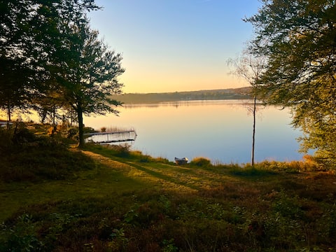 Lakefront/ hot tub/rowboat/ by forest