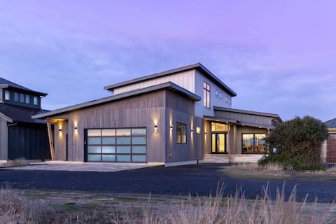 Ocean Oasis - Oceanfront Escape with Hot Tub!