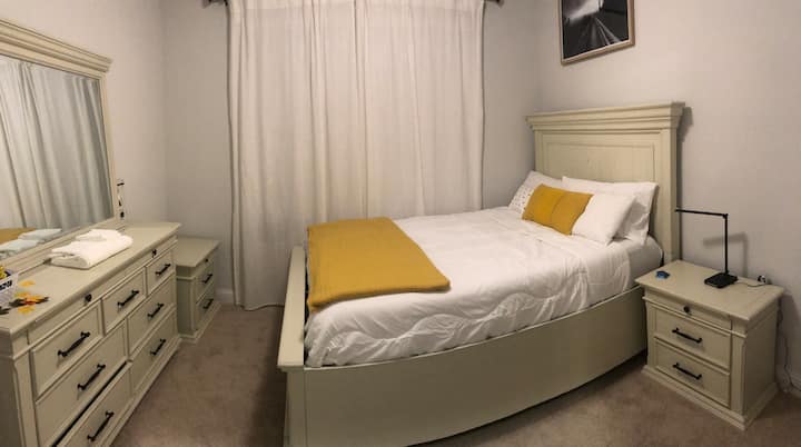 Bračni krevet (160x200) i mnogo prostora za odlaganje u sobi za goste br. 4

Ova je soba tako udobna, a budući da se nalazi na prvom katu, odlična je za one koji se ne žele penjati stepenicama! 