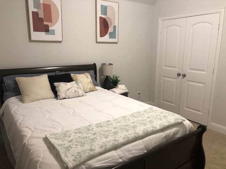 Bračni krevet (160x200) u spavaćoj sobi br. 3 na katu!