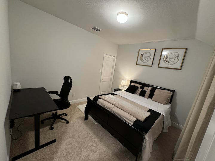 Udoban bračni krevet (160x200) u gostinjskoj sobi na katu. Uključuje radni stol i uredsku stolicu s lumbalnom potporom! Slika 1, spavaća soba br. 2.