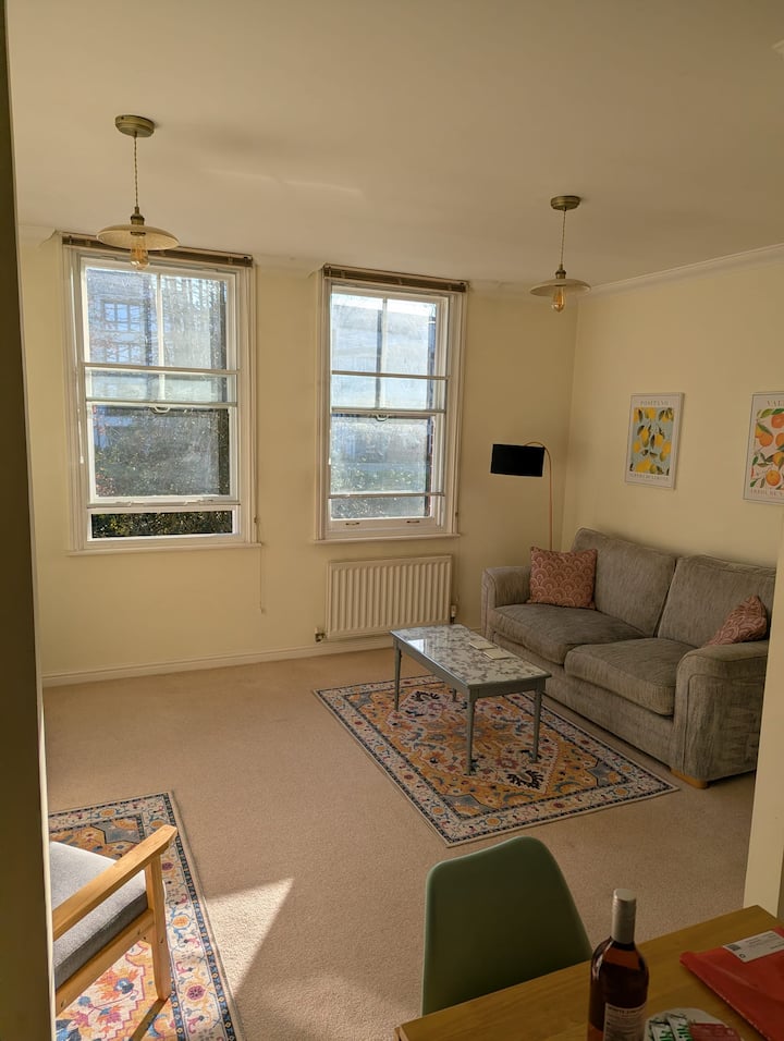 Lovely 2-bed Flat With Parking - Kent