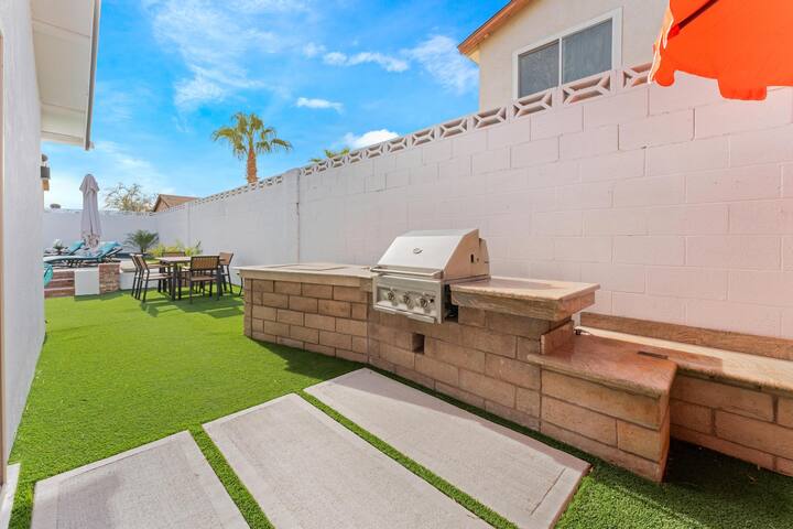 Midcentury Modern *Monthly* Las Vegas Pool Home gallery image 3