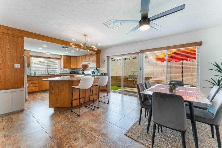 Midcentury Modern *Monthly* Las Vegas Pool Home gallery image 4