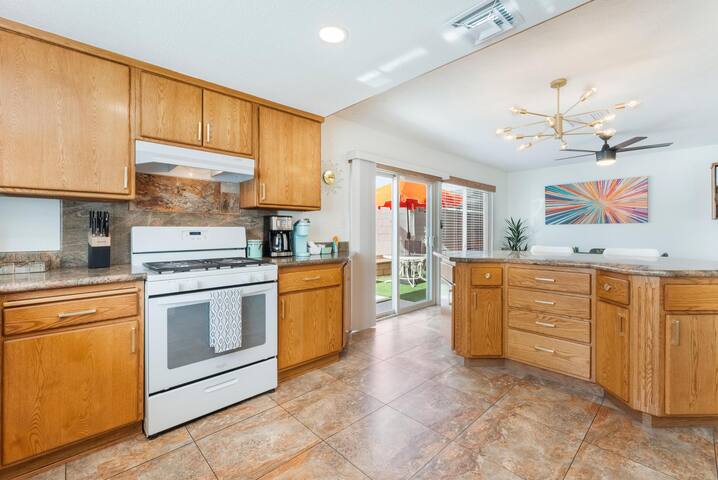 Midcentury Modern *Monthly* Las Vegas Pool Home gallery image 5