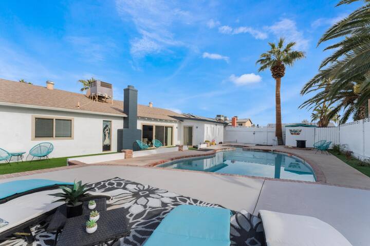 Midcentury Modern *Monthly* Las Vegas Pool Home gallery image 2