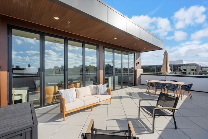 Music Row Penthouse w/Private Balcony! gallery image 2
