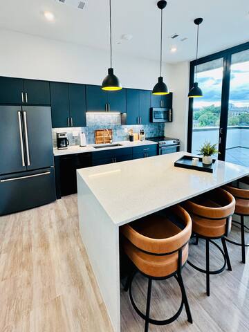 Music Row Penthouse w/Private Balcony! gallery image 3