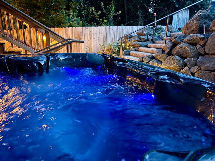 Hot Tub | Fire Pit | Two Kitchens | E-bike Rentals - Pullman, WA