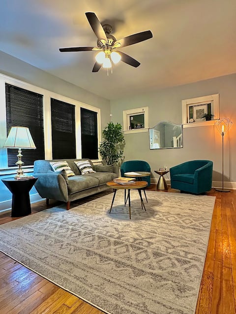 Mid-Century Modern W/ fenced Backyard