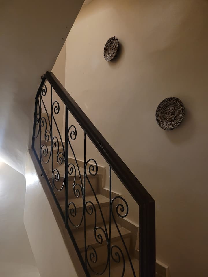 الدرج إلى الطابق الثاني