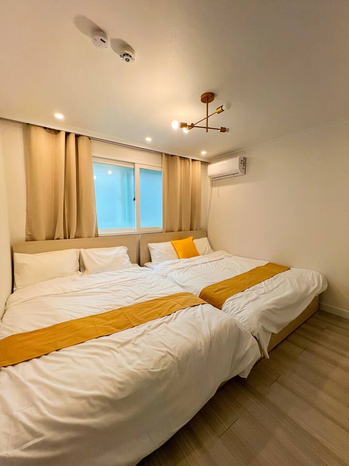 Ci sono 2 letti matrimoniali, biancheria da letto dell'hotel, condizionatore d'aria, tende oscuranti, appendiabiti e appendiabiti in giada.