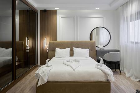 The Artsy Home 2BR, Lakeview Residence — 2