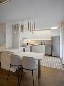 The Artsy Home 2BR, Lakeview Residence — 5