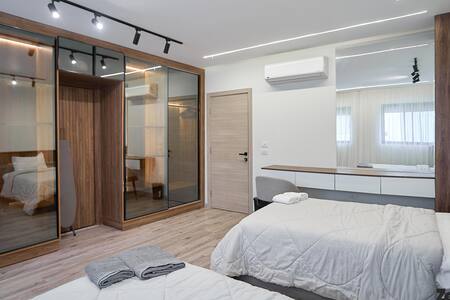 The Artsy Home 2BR, Lakeview Residence — 4