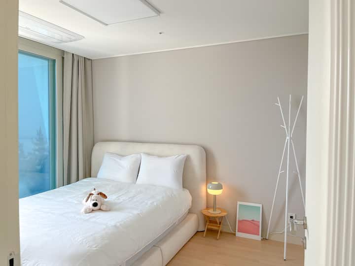 Una cama tamaño queen está lista:) 