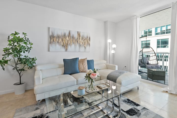 Brickell Living: Modern 1/1 + Free Parking & Desk - Miami, FL