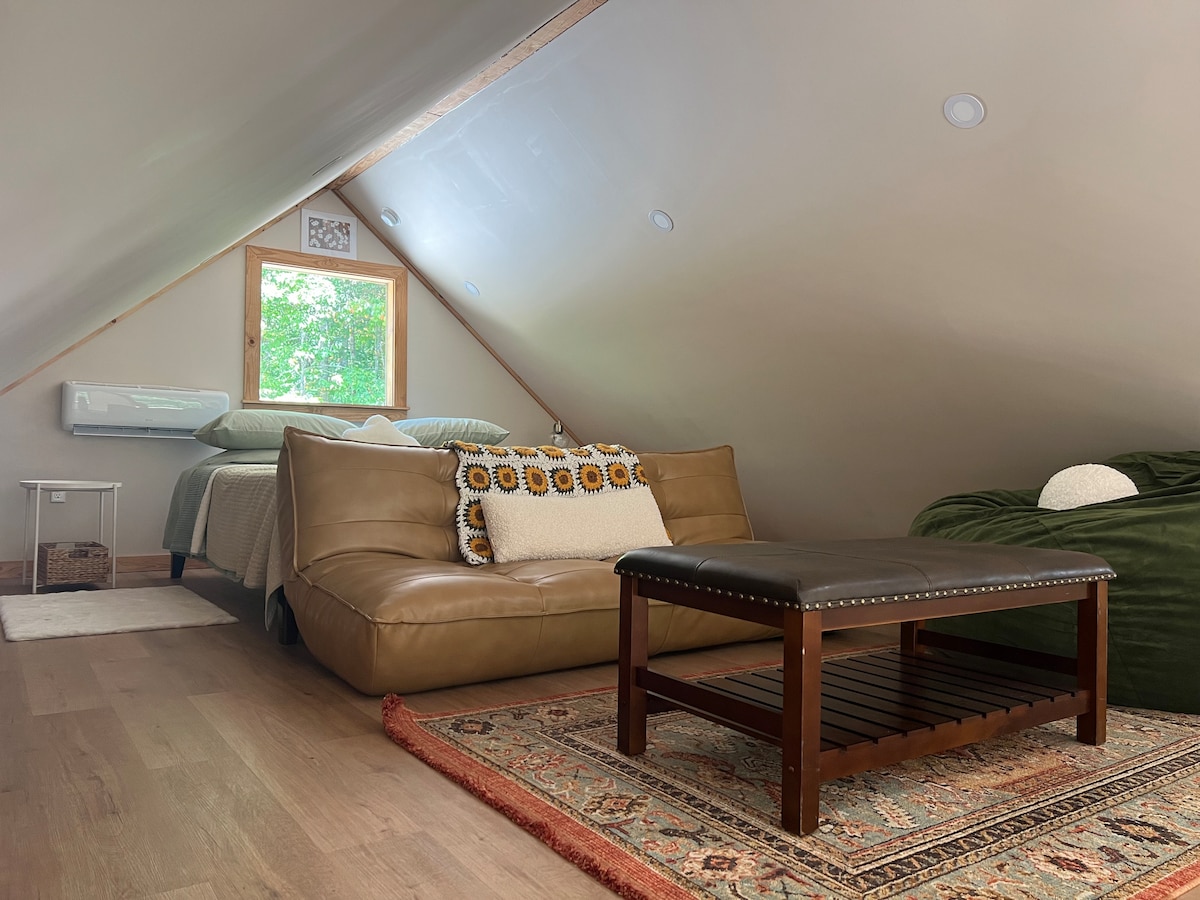 El dormitorio 2 tiene una cama tamaño king y un sofá que se pliega en una cama futón de tamaño completo. Se accede al loft mediante una escalera de madera que se muestra en las fotos. * NO para personas con problemas de movilidad o problemas para subir escaleras. Consulta las fotos de la altura del loft y el estilo de la barandilla *