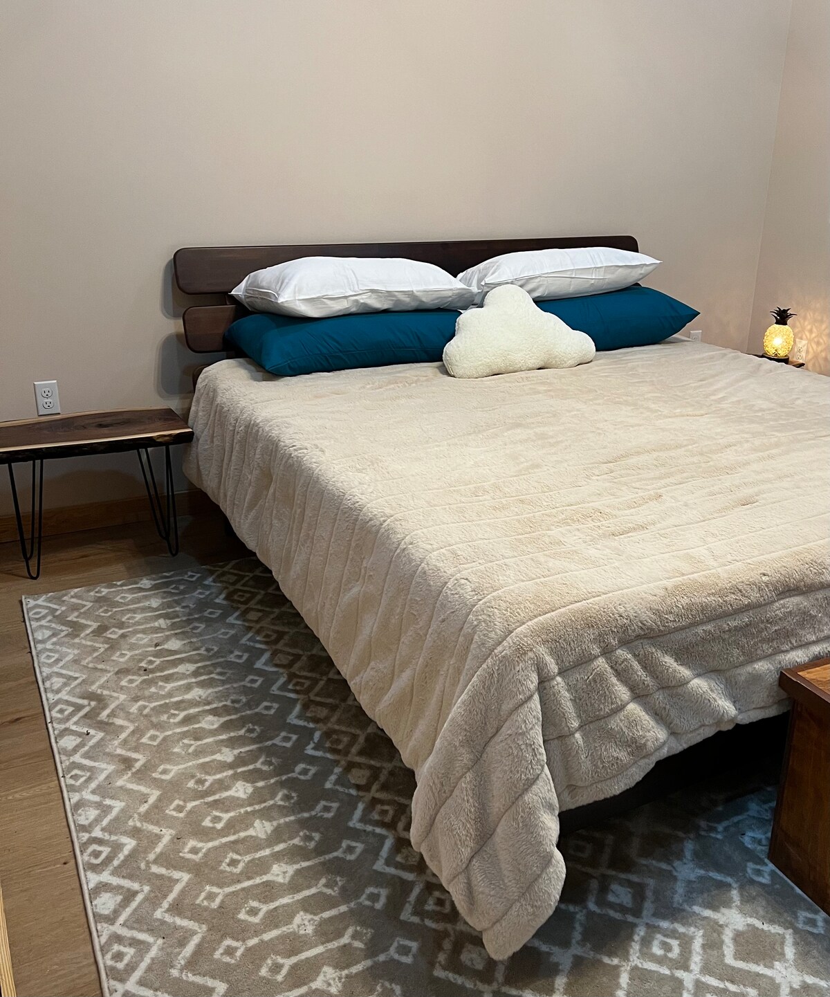 El dormitorio 1 se encuentra en el primer piso y tiene una cama tamaño king, armario de ropa, mesas auxiliares, lámparas, tumbona, banco de asiento con espejo de cuerpo entero y ventilador de techo. Ofrecemos sábanas, almohadas y mantas para todas las camas.